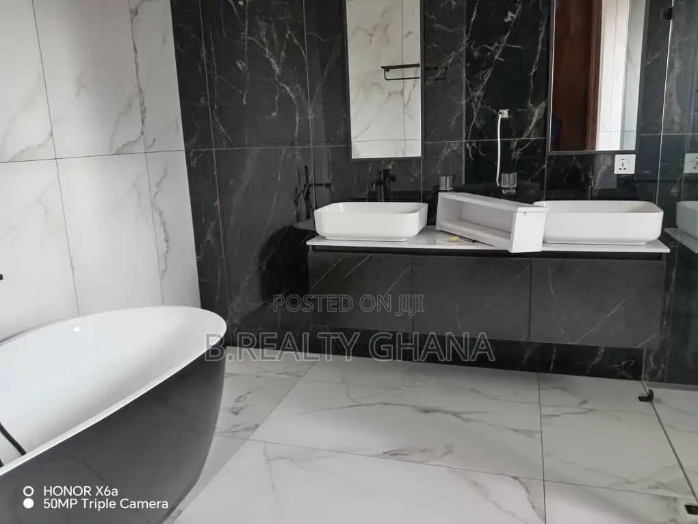 5bdrm House in Tema Metropolitan for sale