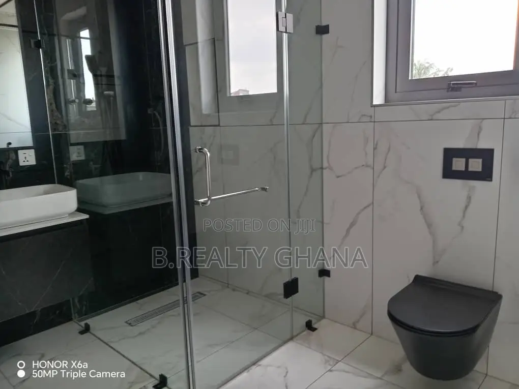 5bdrm House in Tema Metropolitan for sale