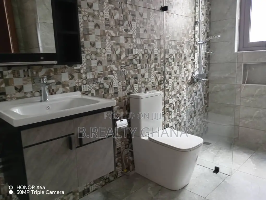 5bdrm House in Tema Metropolitan for sale