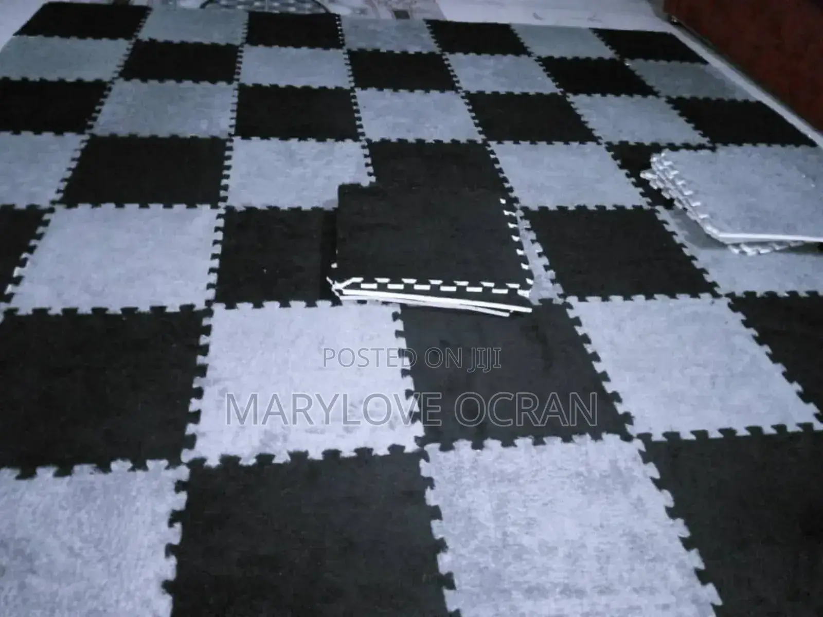 Quality 25 Pieces Fluffy Tiled Carpet, Size 30x30cm for 550