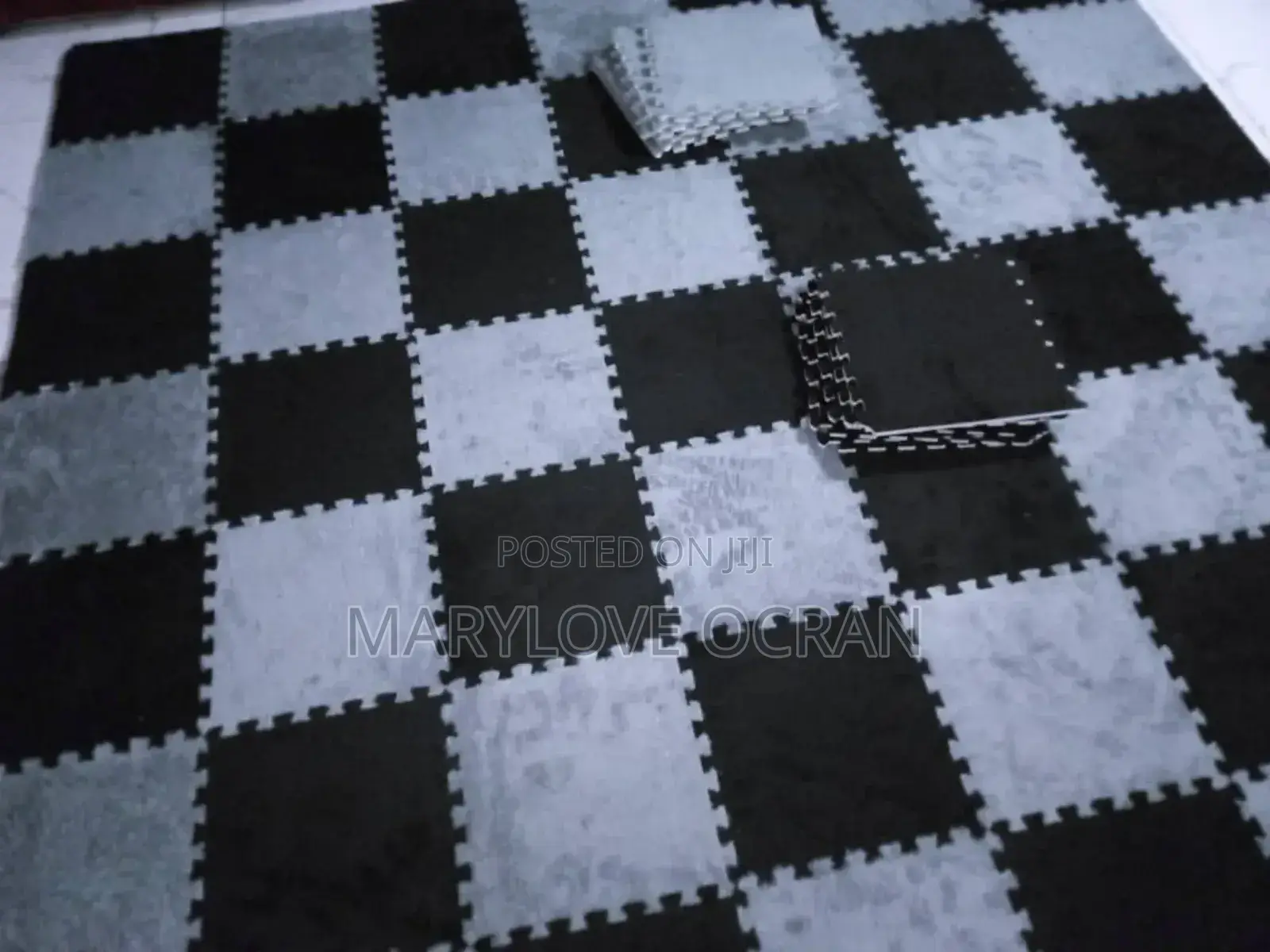 Quality 25 Pieces Fluffy Tiled Carpet, Size 30x30cm for 550