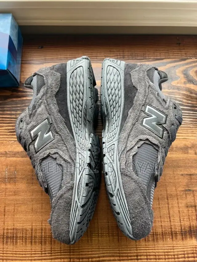 New Balance Men's 2002r