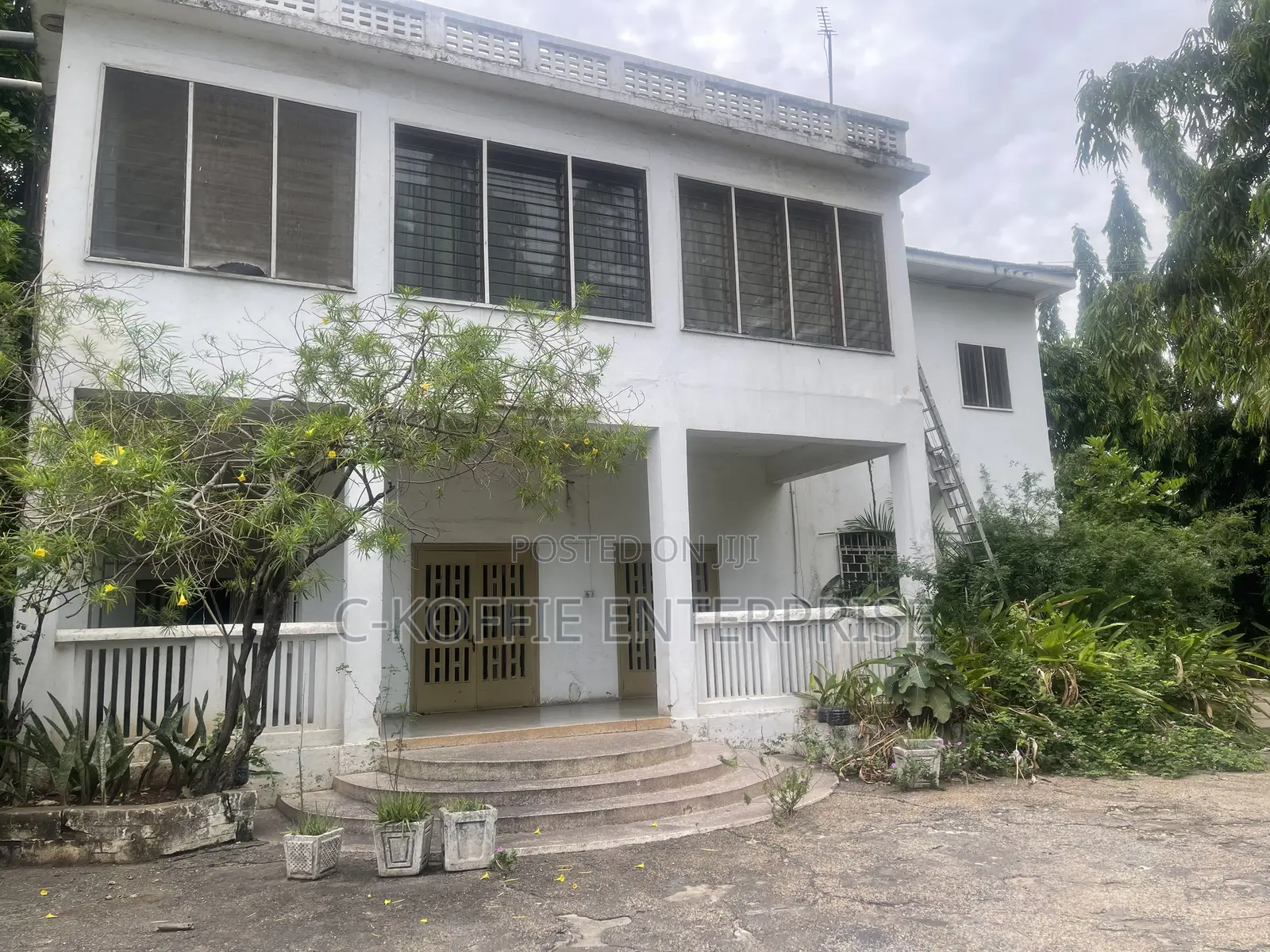 2 and Half Plots + 5bedrooms HRS at Osu Main Road for Sale