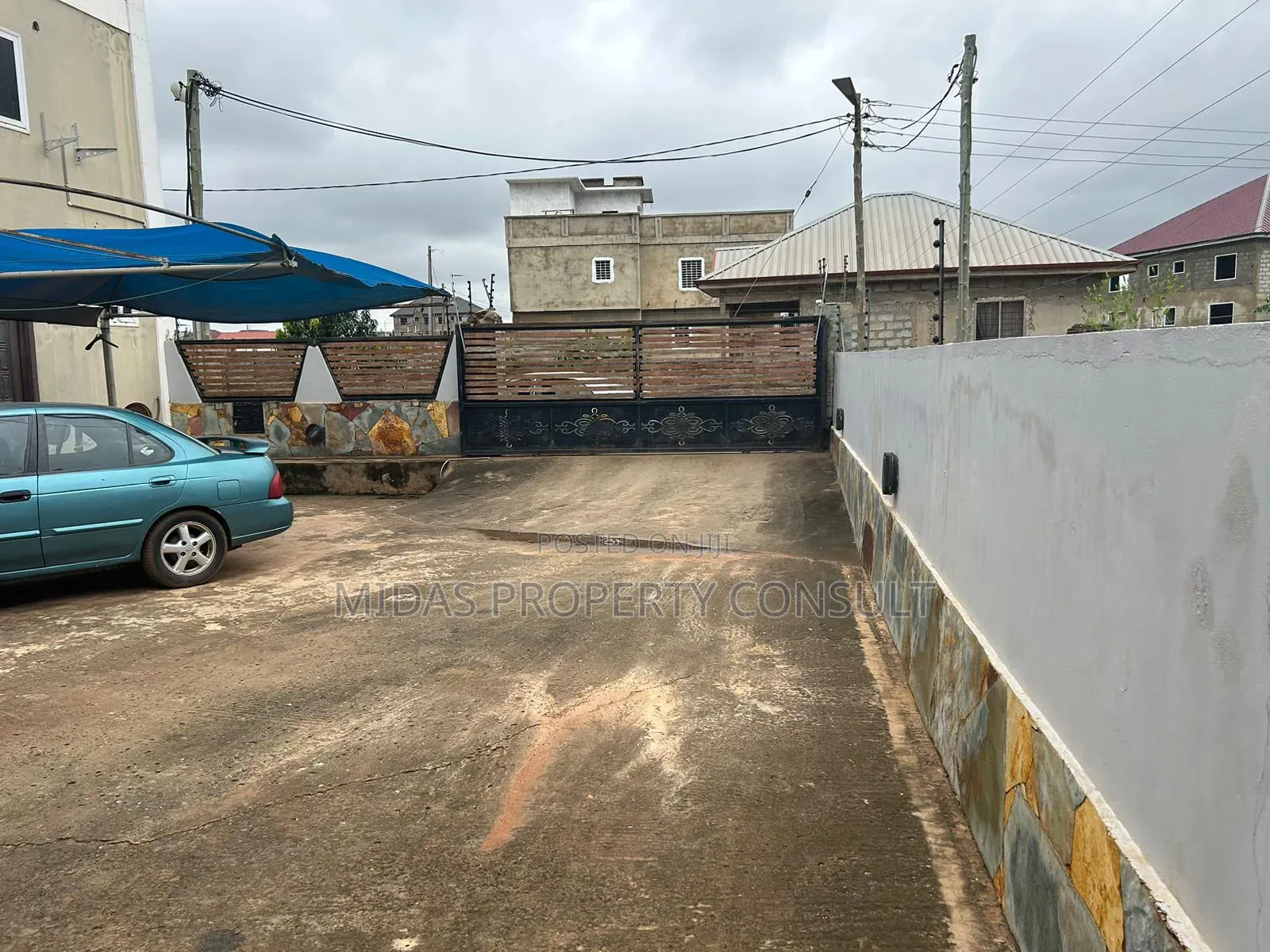 5bdrm House in Community 25, Tema Metropolitan for sale