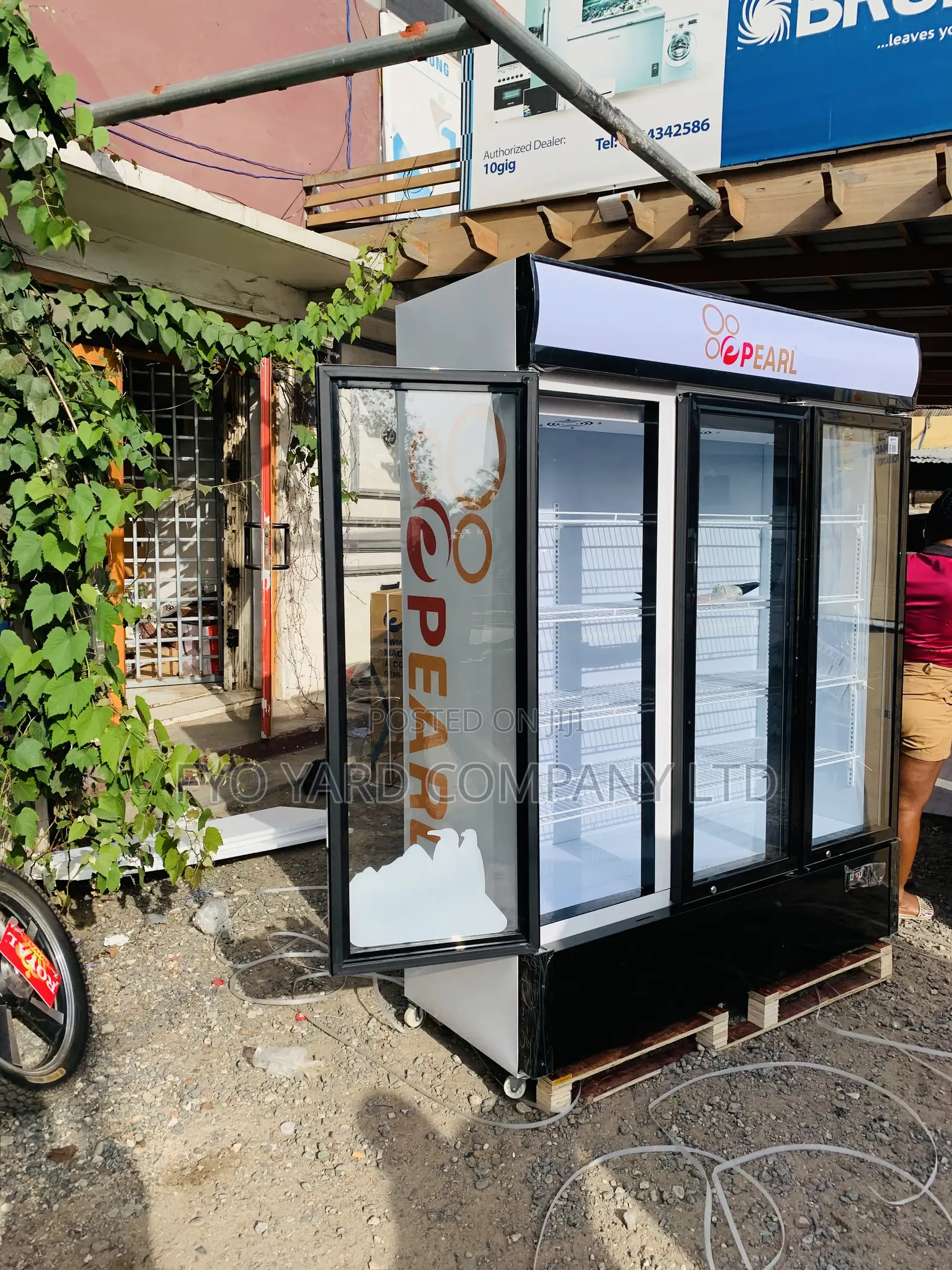 Get a New 780l Pearl Display Fridge Three Sores