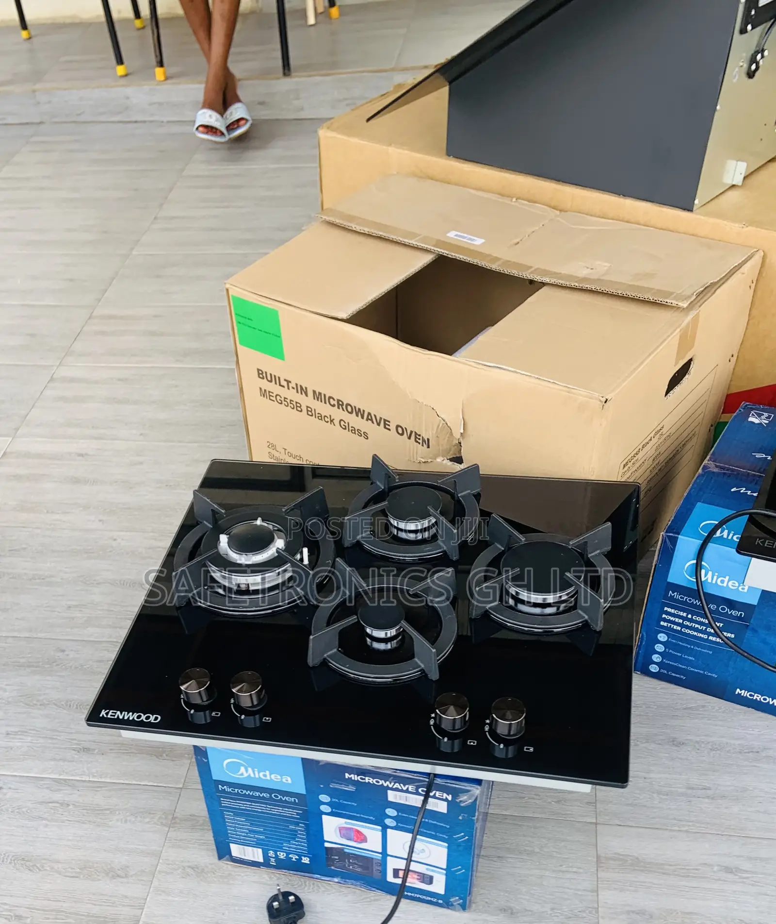 Neat Yet Authentic Built-in 60cm Black Tempered 4 Gas Cooker