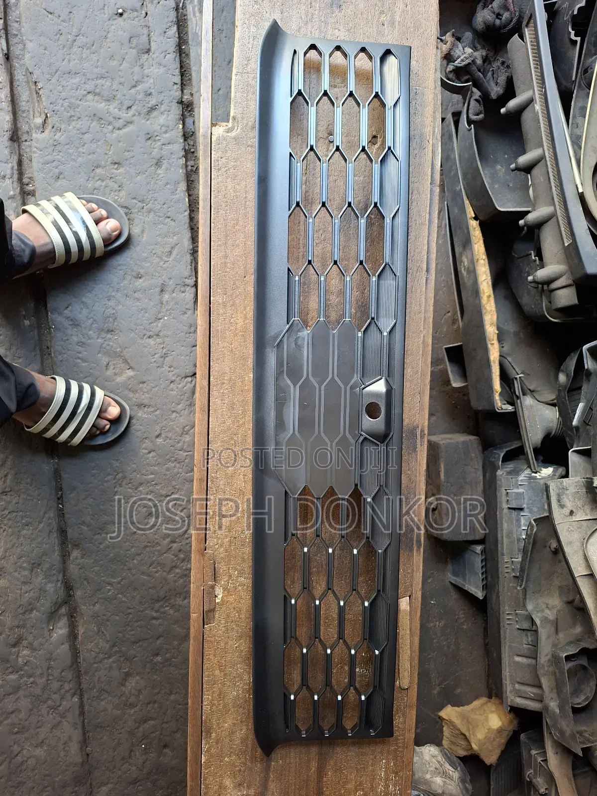 Outlander Middle Grille 2022,2023,2024,2025