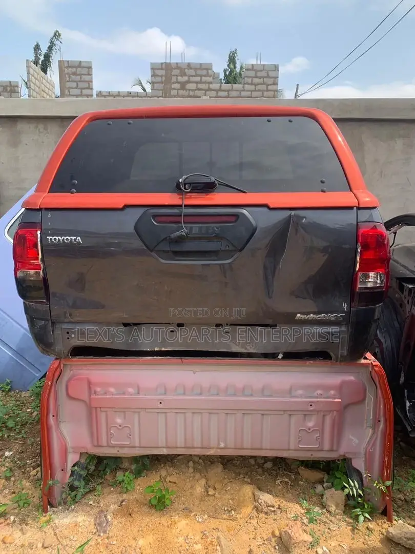 Toyota Hilux 2017-2020 Back Cut