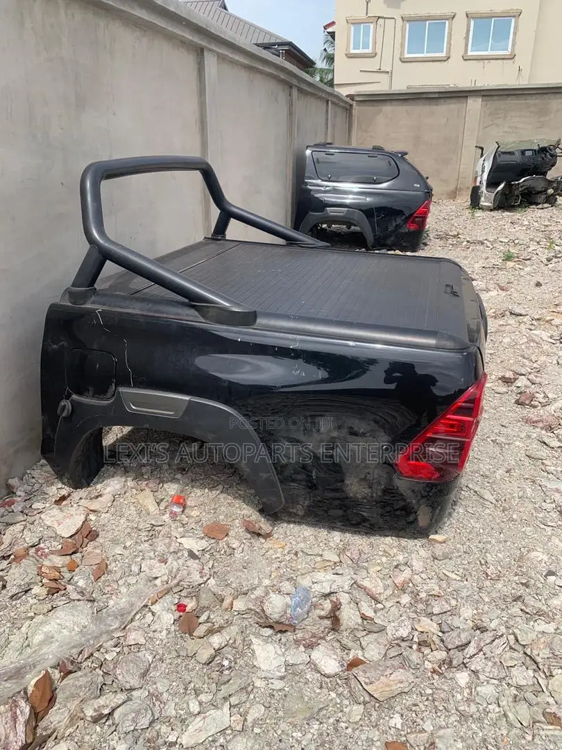 Toyota Hilux 2017-2020 Back Cut