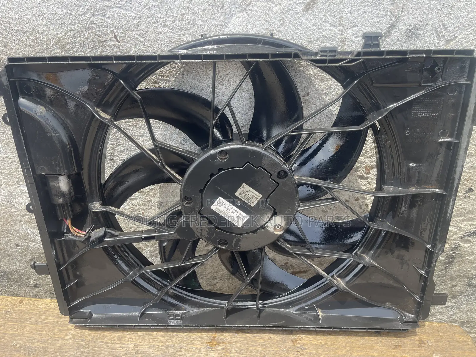 Mercedes Benz W204 W212 C E GLK SLK Radiator Fan