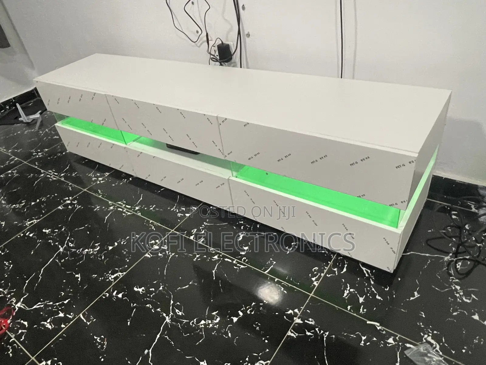 Clear Finish High Gloss Tv Stand in White With Led Lighting