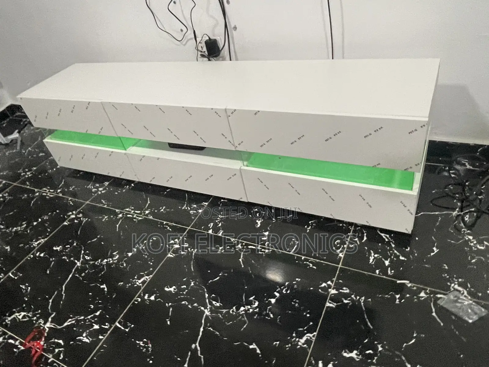 A Perfect Addition to Room~Tv Stand in White W/ Led Lighting