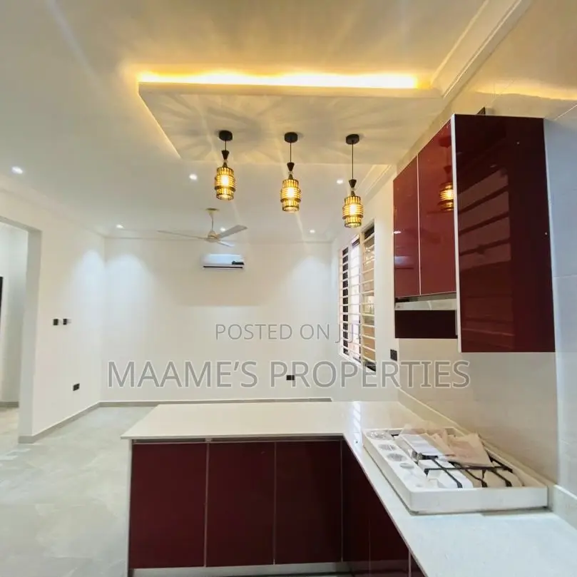 5bdrm Duplex in Oyarifa for sale
