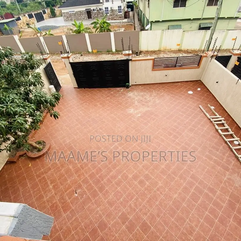 5bdrm Duplex in Oyarifa for sale