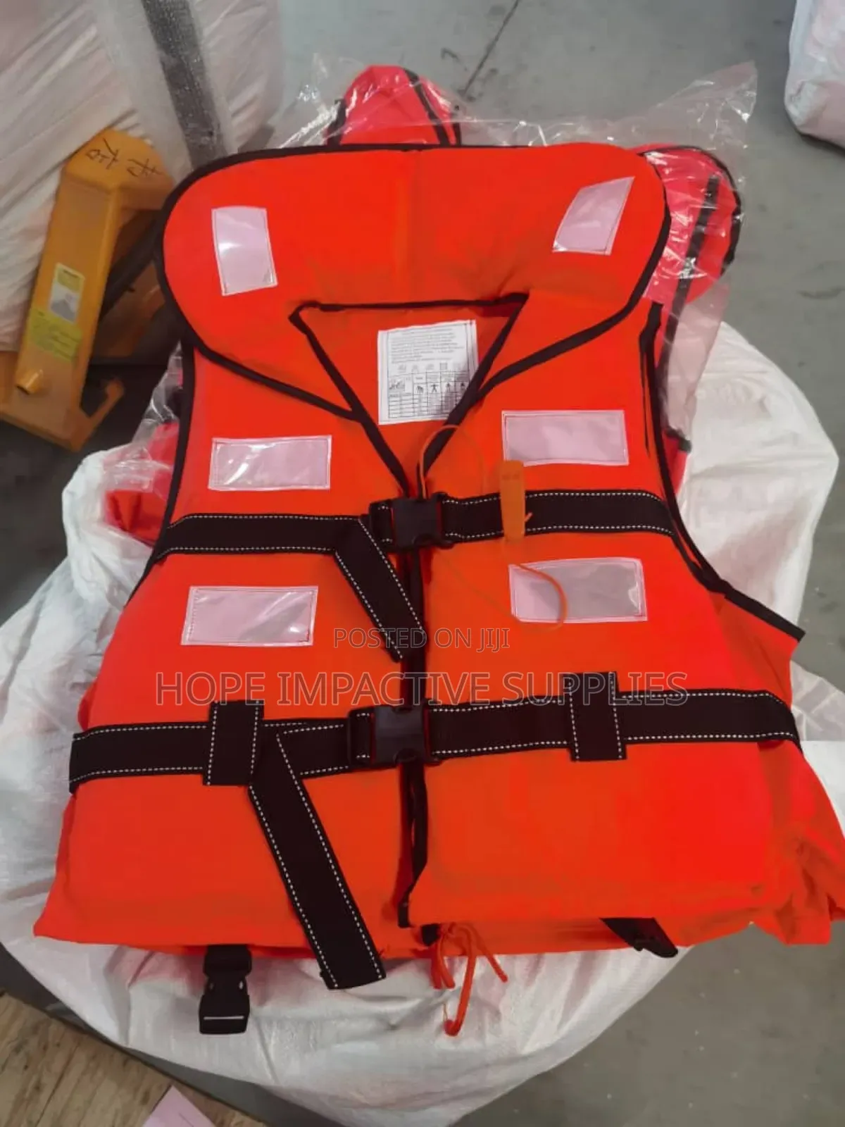 Life Jacket For Adults With Reflectors And Whistles.