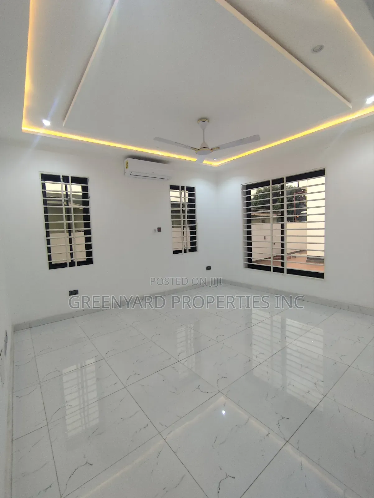 3bdrm Townhouse/Terrace in School Junction, Ashaley Botwe for sale