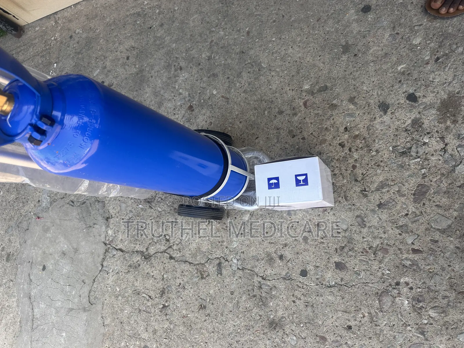 Oxygen Cylinder 10litres (With Trolley Regulator)
