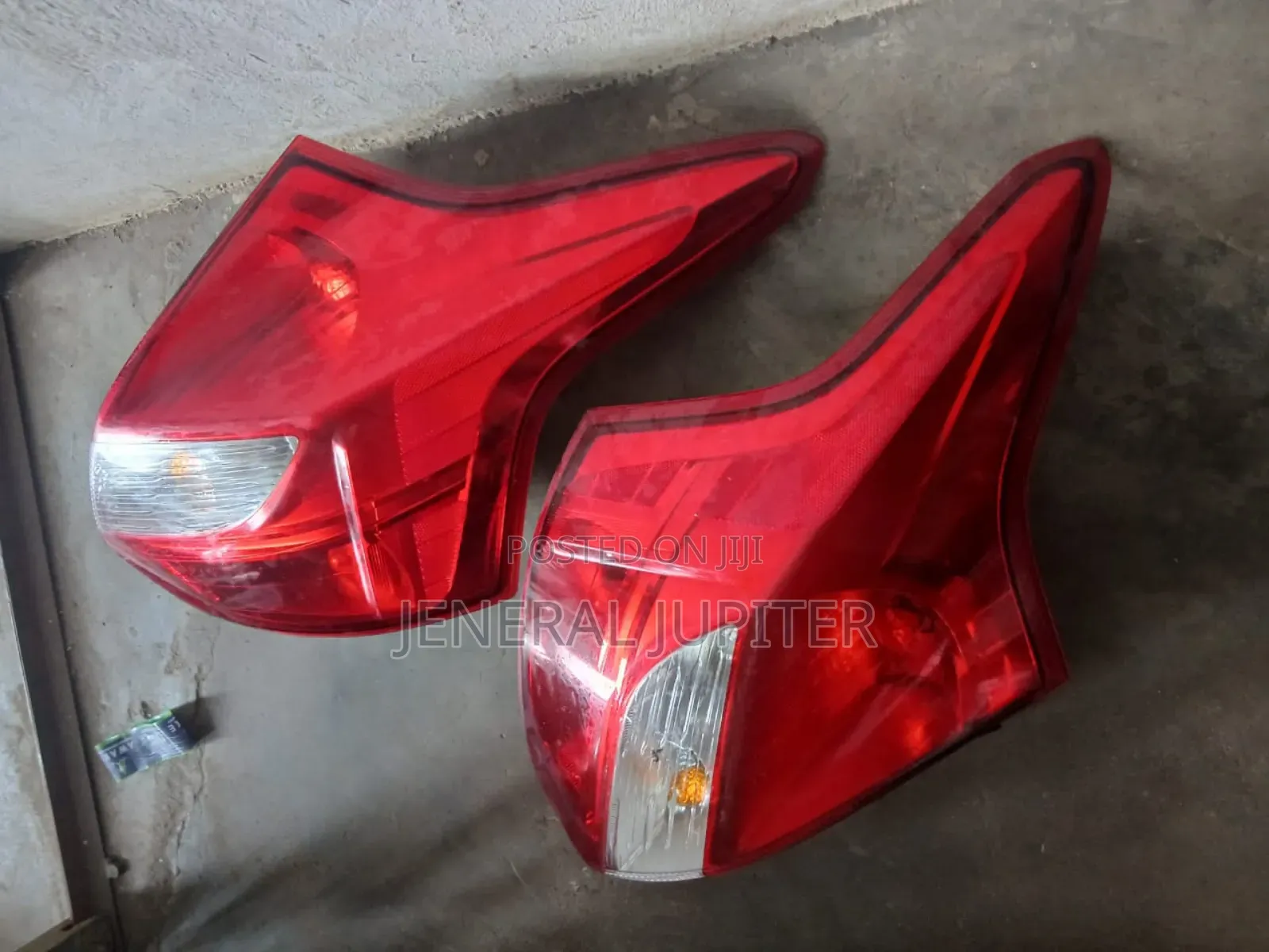 Ford Focus 2011,2012,2013 Tail Light Pair(Hatchback)