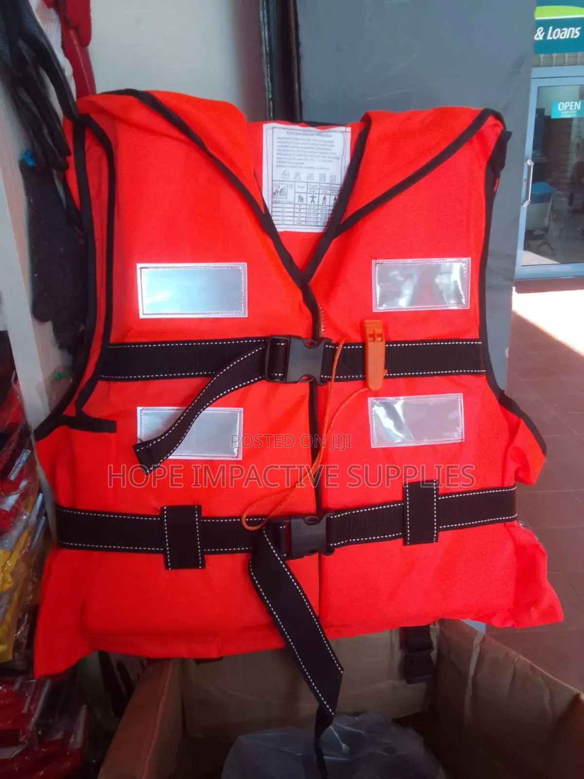Life Jacket For Adults With Reflectors And Whistles.