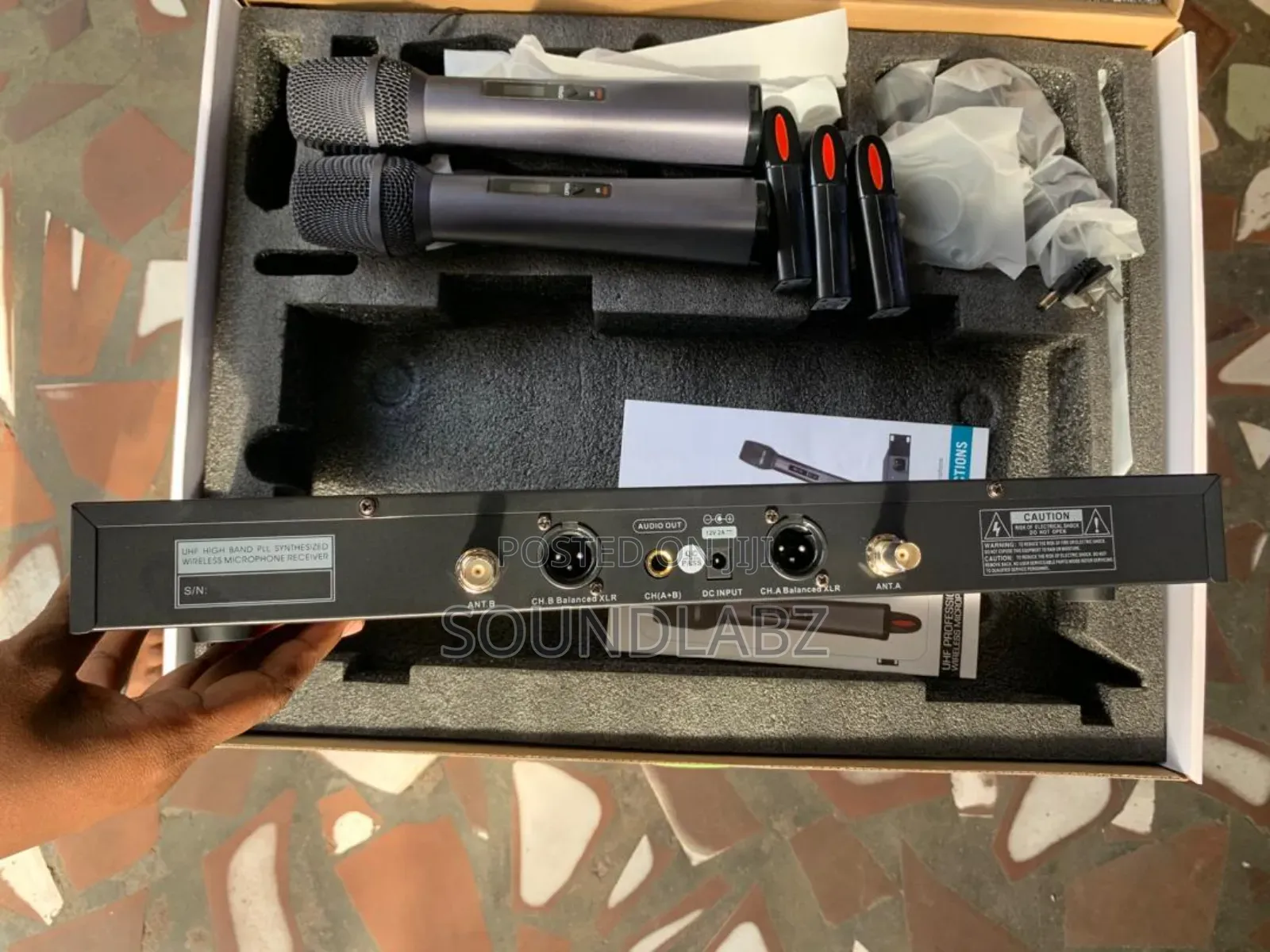Shengfu Cd-08 Professional Rechargeable Microphone System.