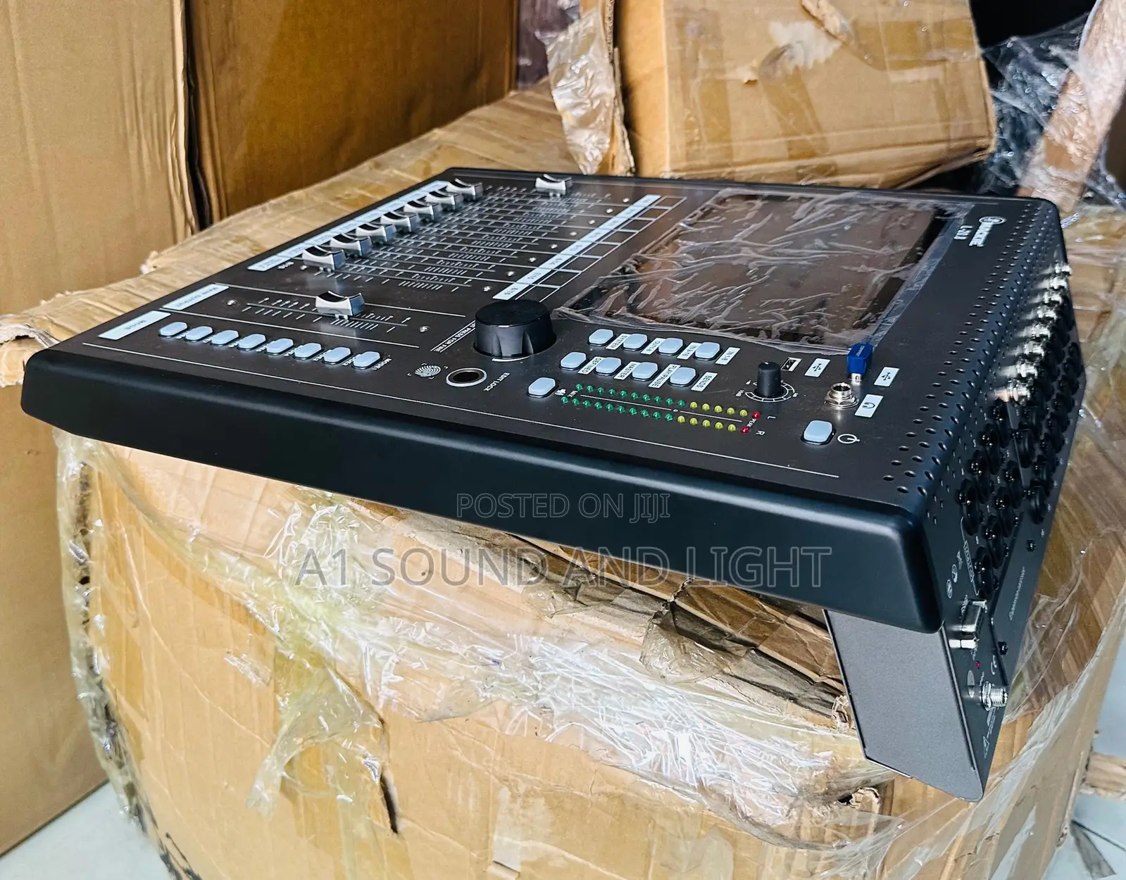 Mackie 16-channels Digital Mixer Console