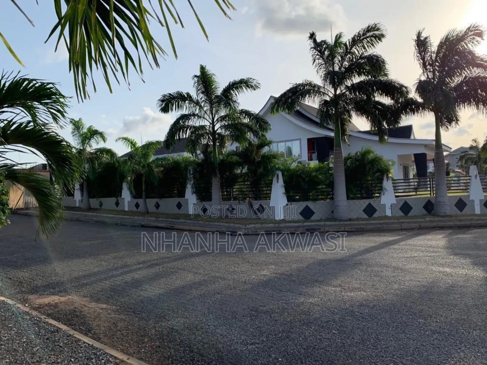 5bdrm House in Airport Hills, Tema Metropolitan for sale
