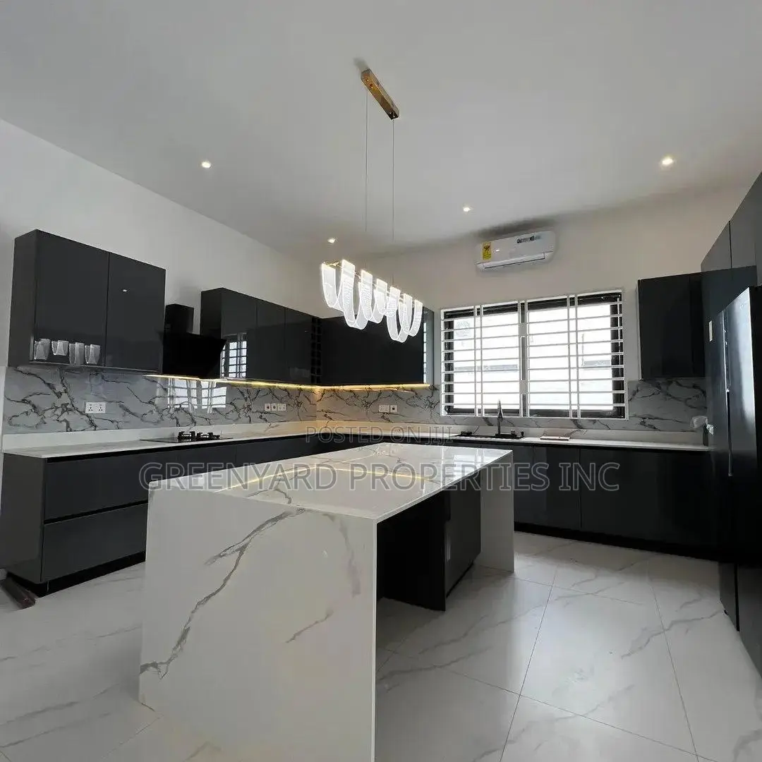 5bdrm House in Sakumono for sale