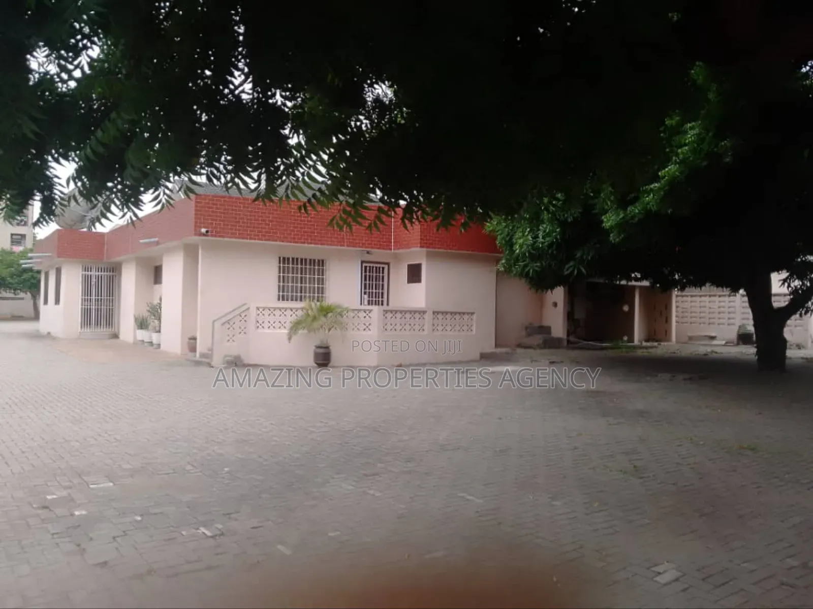 20bdrm House in Airport Residential Area for rent