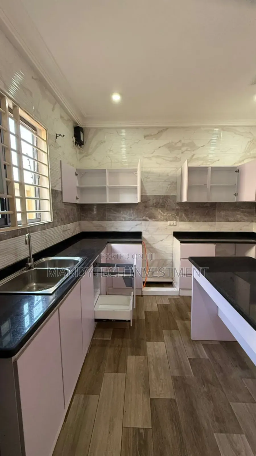 5bdrm Mansion in Adjiriganor for sale