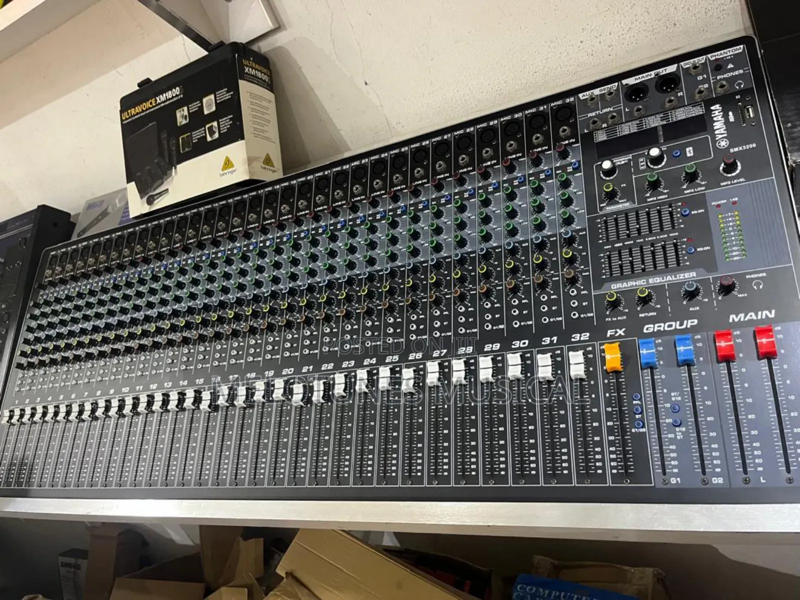 Yamaha Smx3200 32-Channel Professional Audio Mixer.