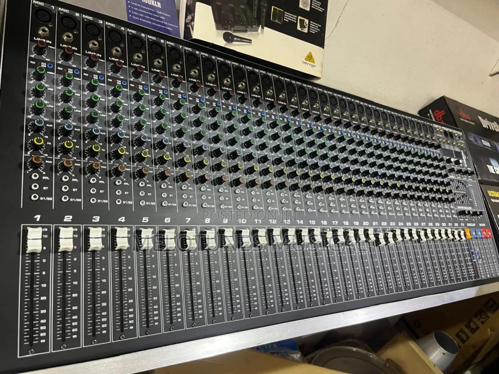 Yamaha Smx3200 32-Channel Professional Audio Mixer.