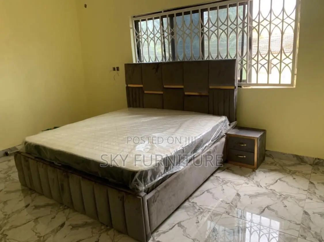 Queen-Size-Bed With 1 Side Drawer Mattress