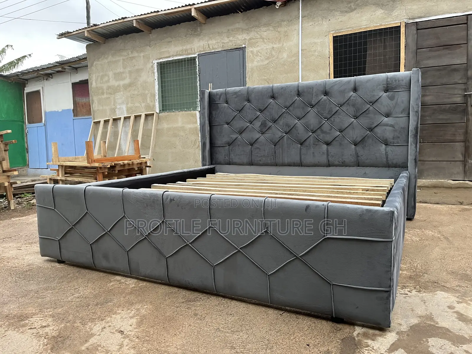 Soocolate Queen Size Bedframe 72x75// Luxurious And Durable