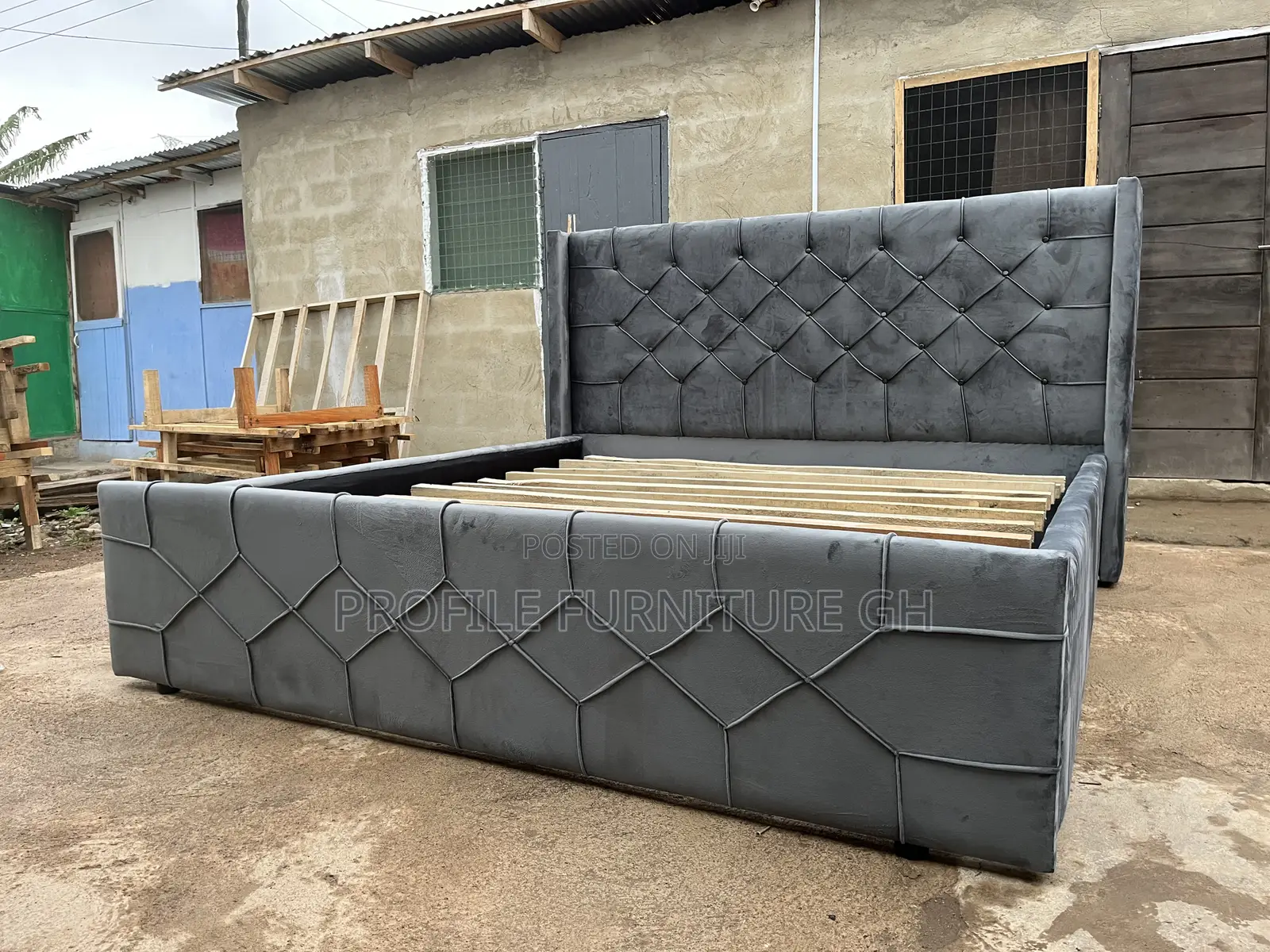 Soocolate Queen Size Bedframe 72x75// Luxurious And Durable