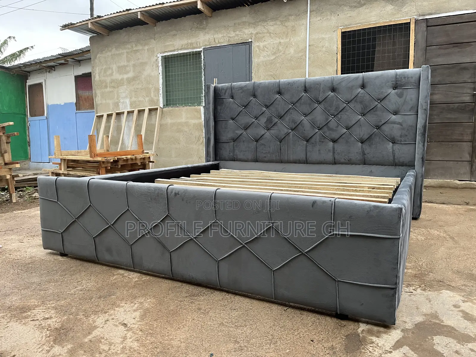 Soocolate Queen Size Bedframe 72x75// Luxurious And Durable