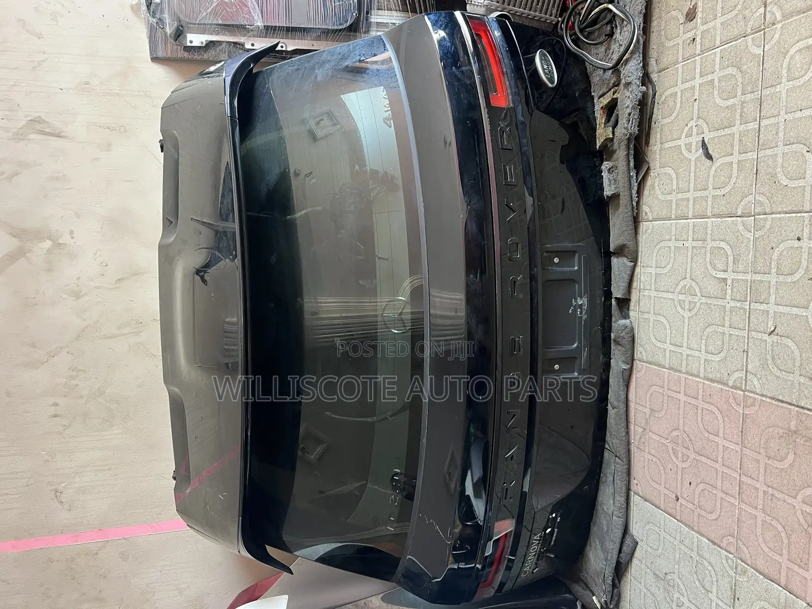 Range Rover Velar 17-22 Back Booth / Tailgate