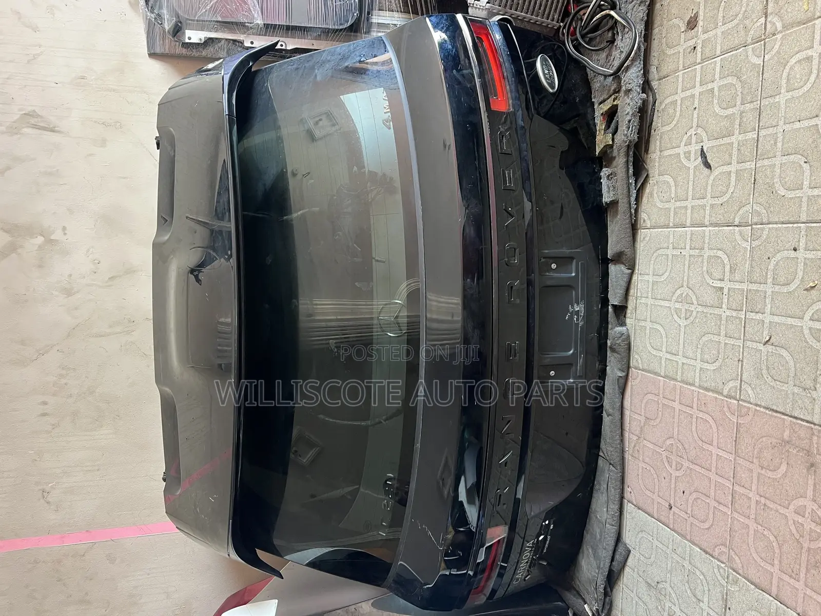 Range Rover Velar 17-22 Back Booth / Tailgate