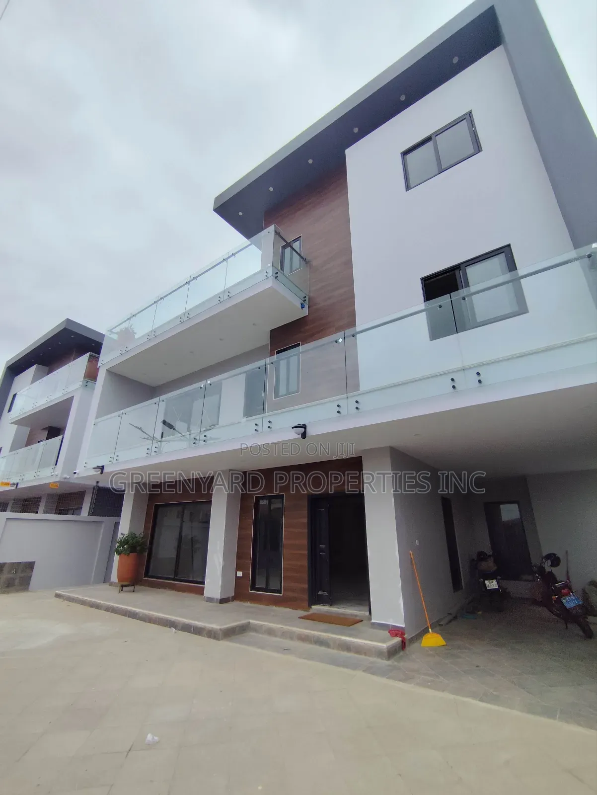 5bdrm Mansion in Trasacco, Adjiriganor for sale