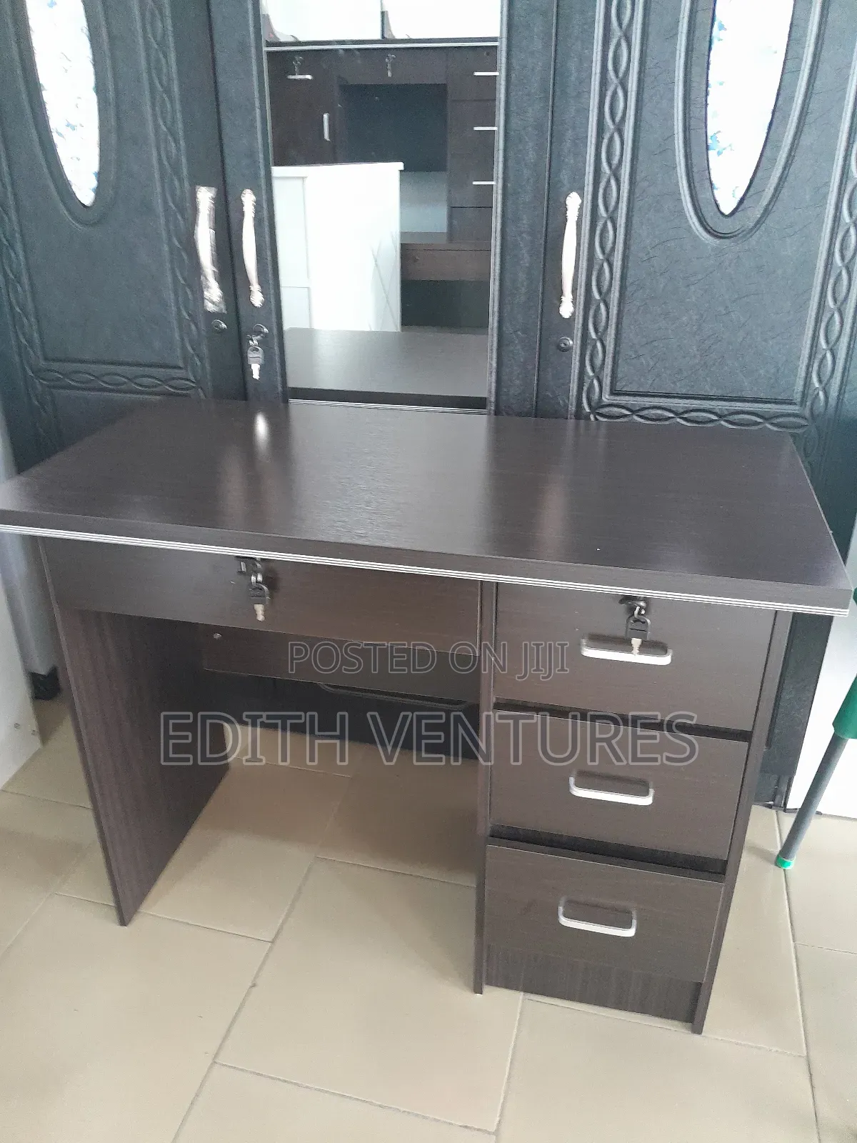 Elegance Office Table for Your Grand Office