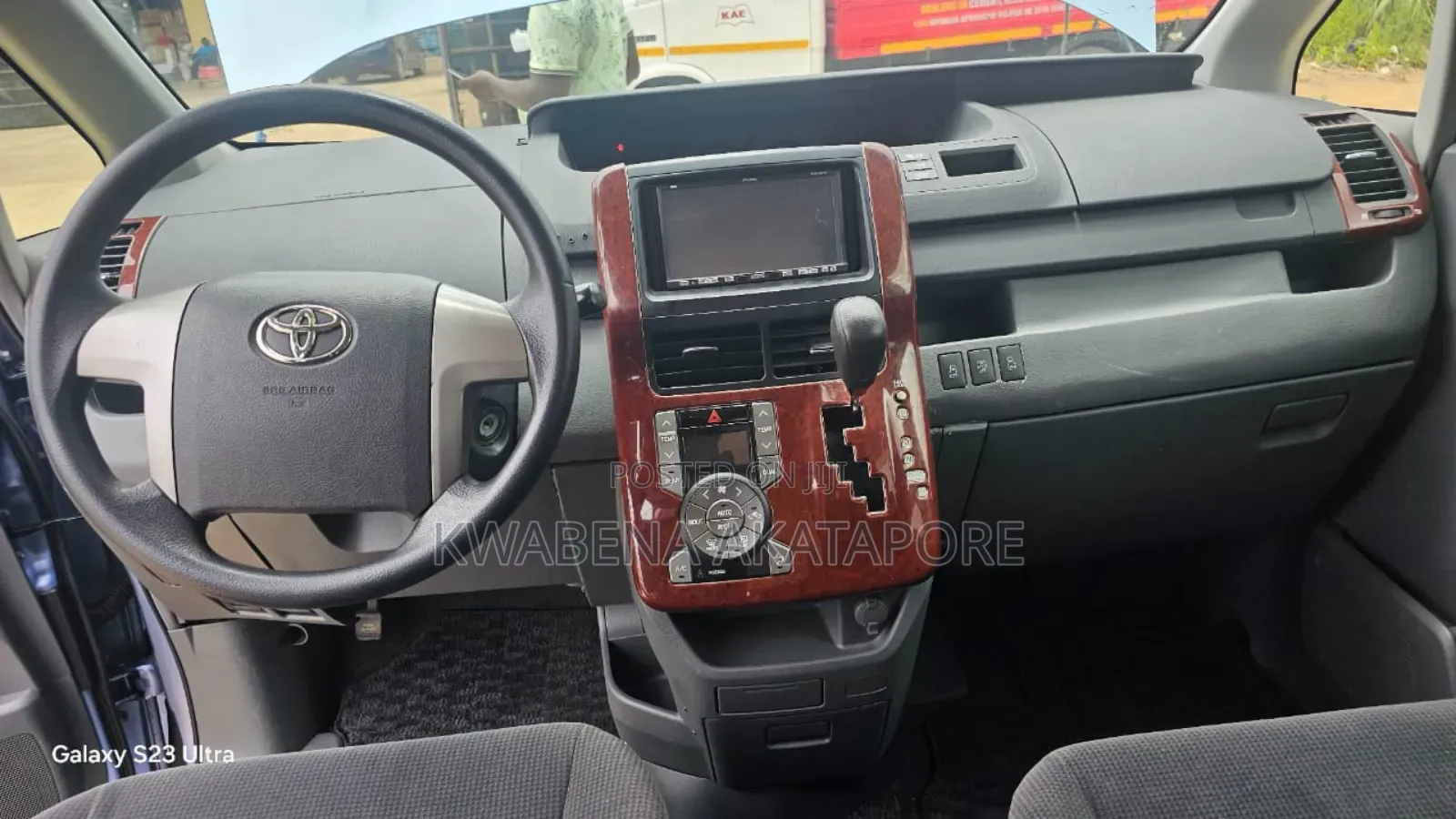 Toyota Voxy 2013 Green