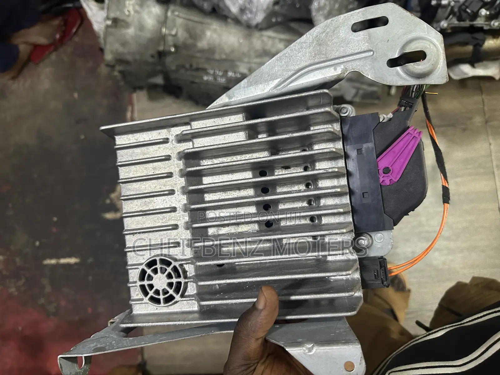 Mercedes Benz C250 2013-2014 W204 Radio Sounds Amplified