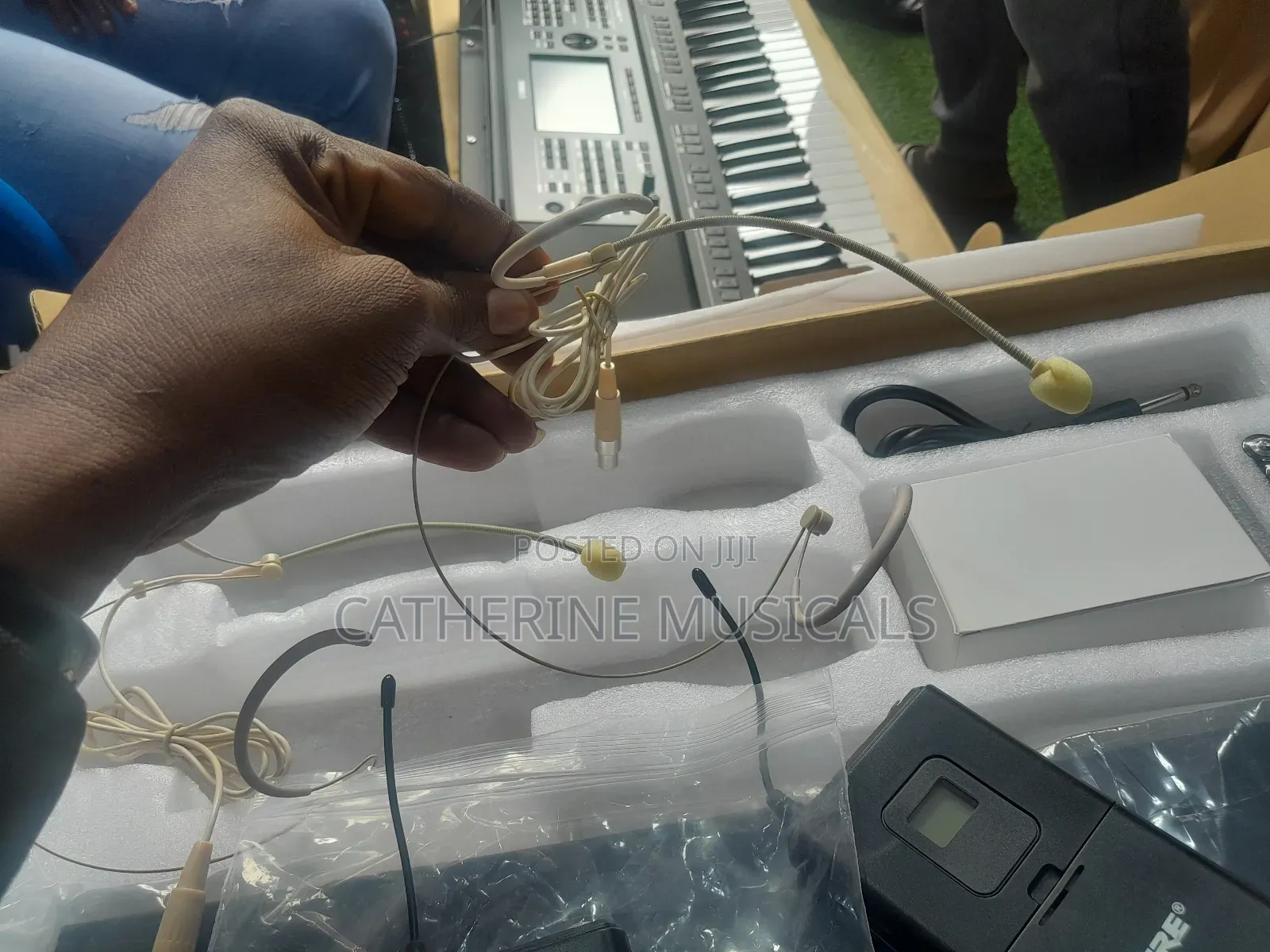 Wireless 2 in 1 Microphone ( Lapel)