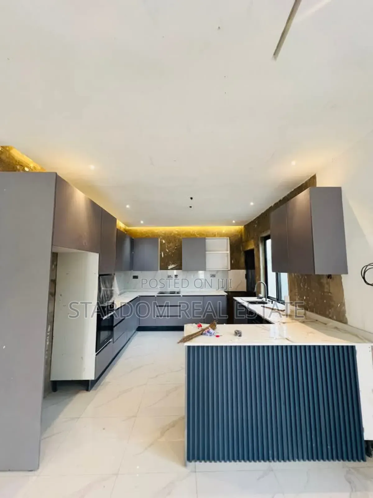 3bdrm Bungalow in Lake Side Estate for sale