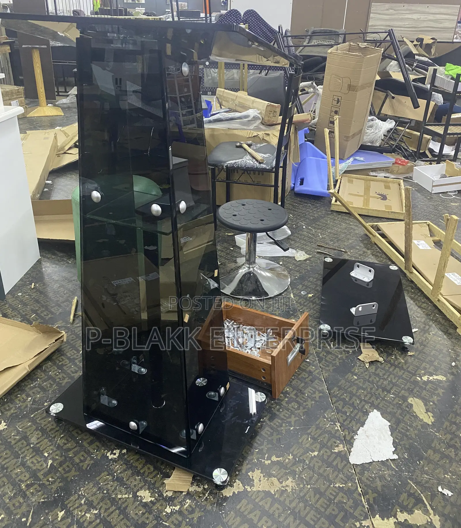 Black Cute and Simple Glass Pulpit