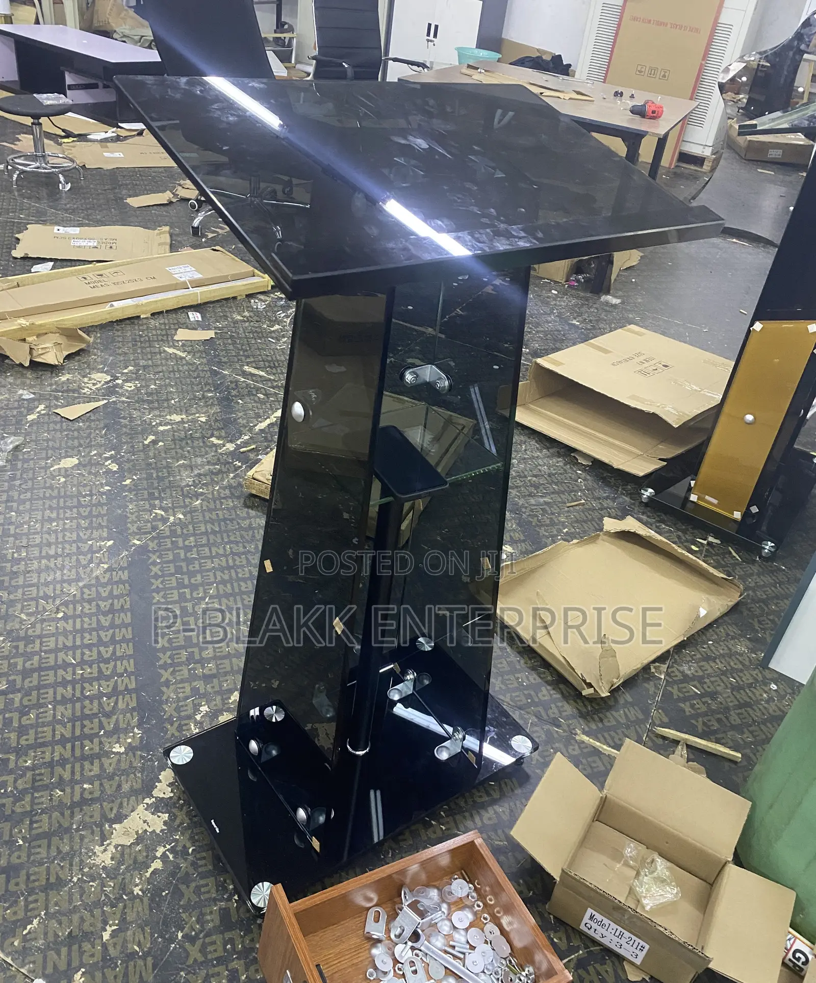 Black Cute and Simple Glass Pulpit