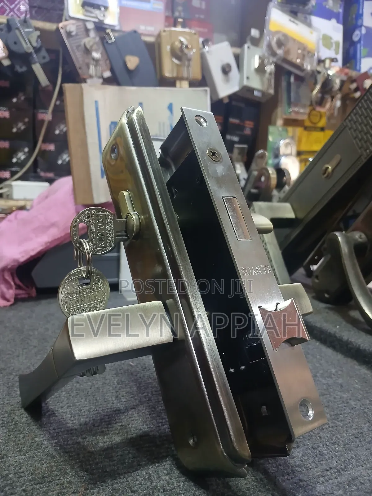 Kenyos Toilet Lock