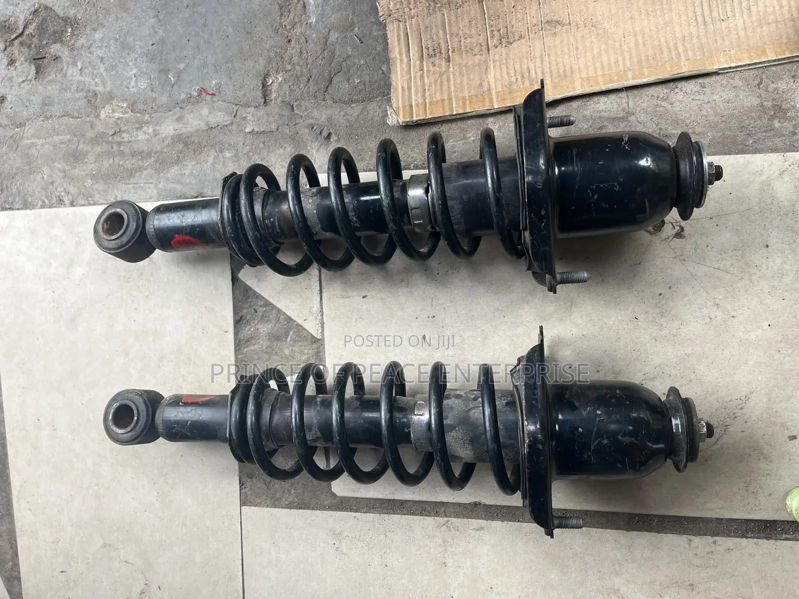 Pontiac Vibe 2004 Complete Back Shocks Pair ( Home Used )
