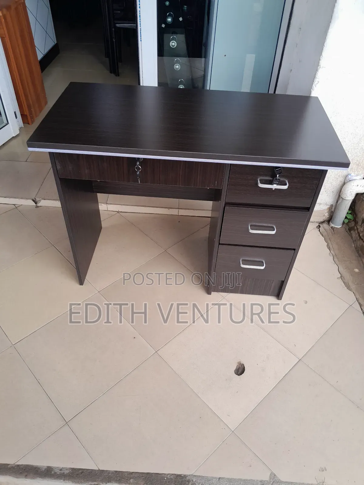 Luscious Office Table