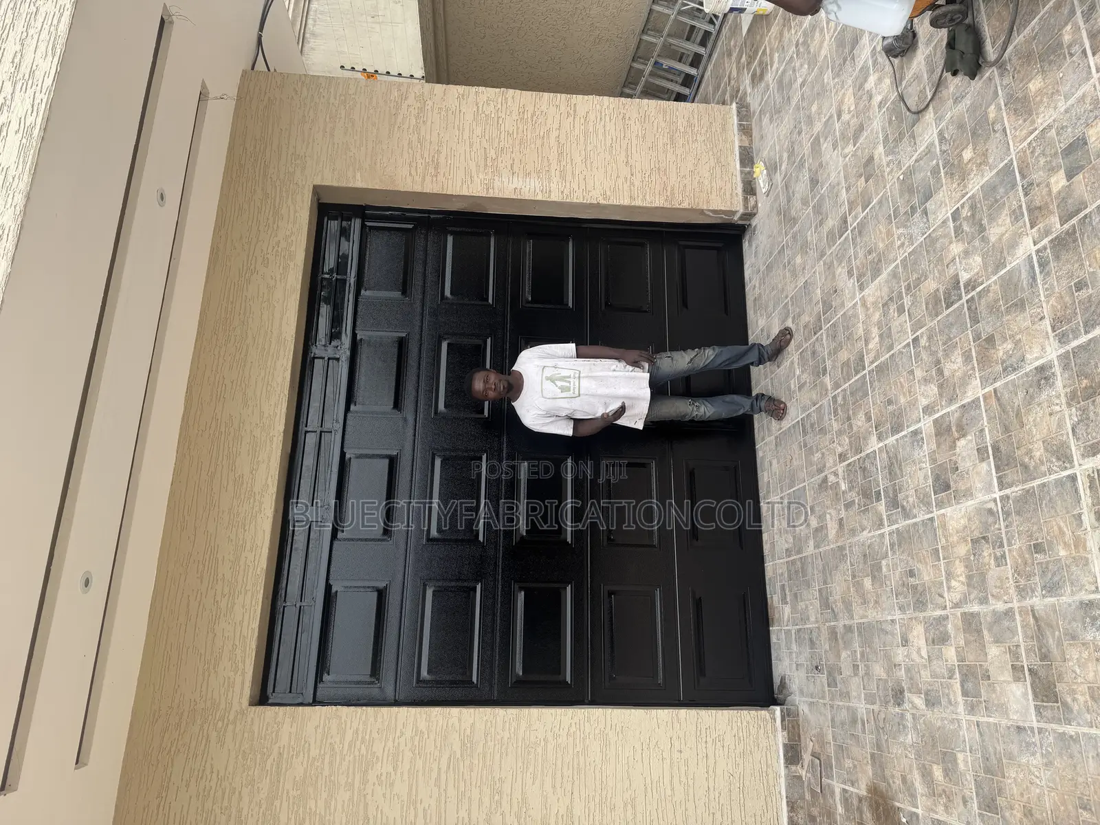 Garage With Automatic Motor