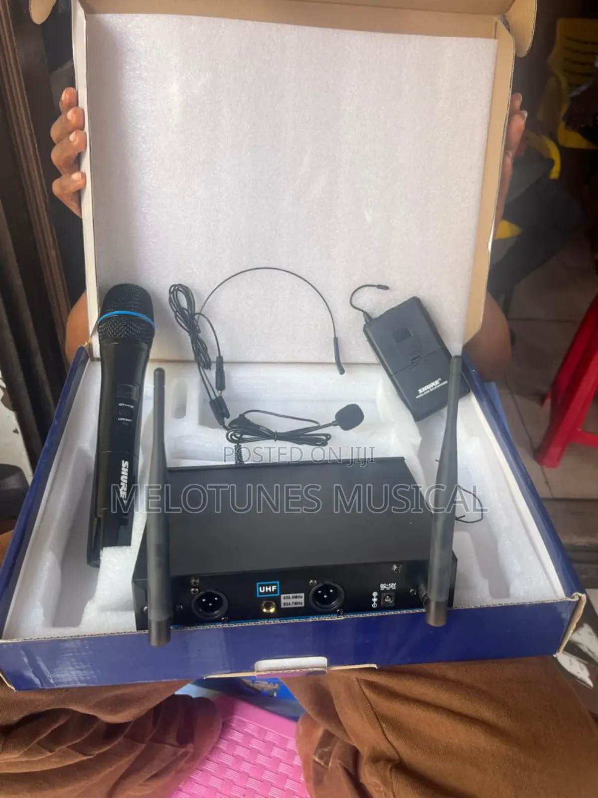 Shure Klv3 Hand and Lapel Professional Wireless Microphone System